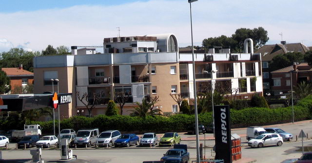 Viviendas constru�das sobre el antiguo restaurante 'La Garlanda' de Gav� Mar manteniendo la forma de su estructura (11 Abril 2009)